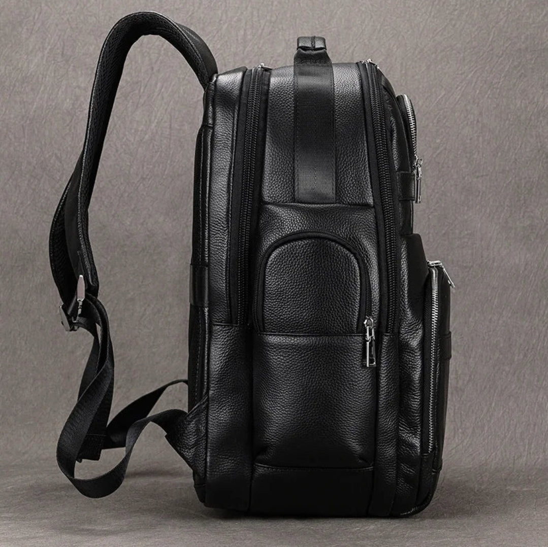 Mochila Masculina de Couro Genuíno All Black – Linha Prime