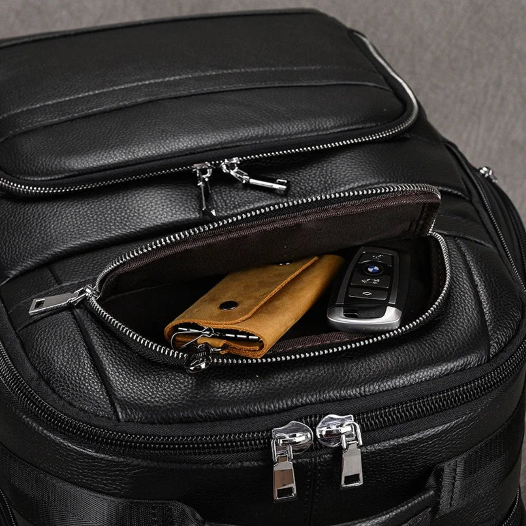 Mochila Masculina de Couro Genuíno All Black – Linha Prime