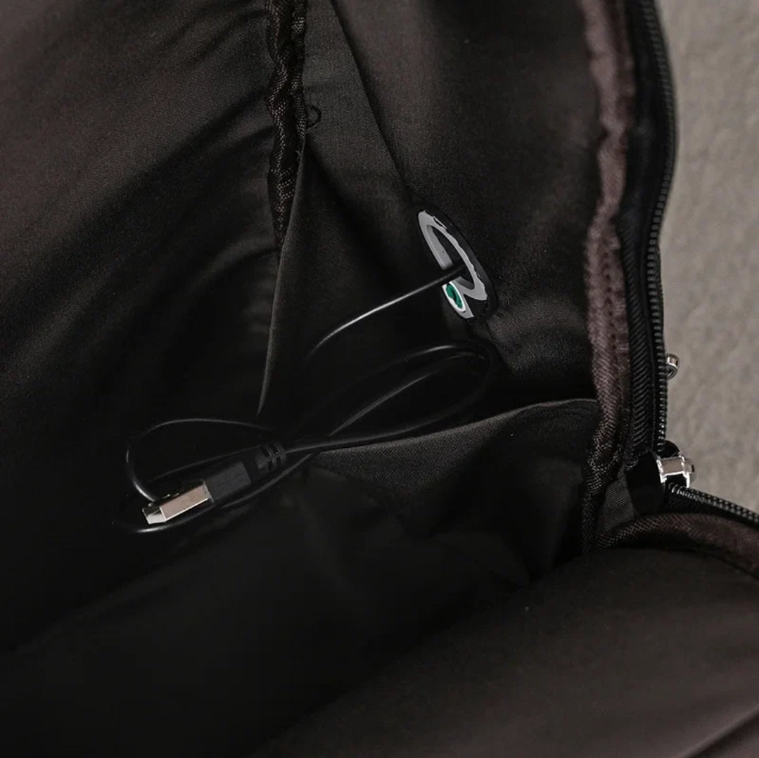 Mochila Masculina de Couro Genuíno All Black – Linha Prime
