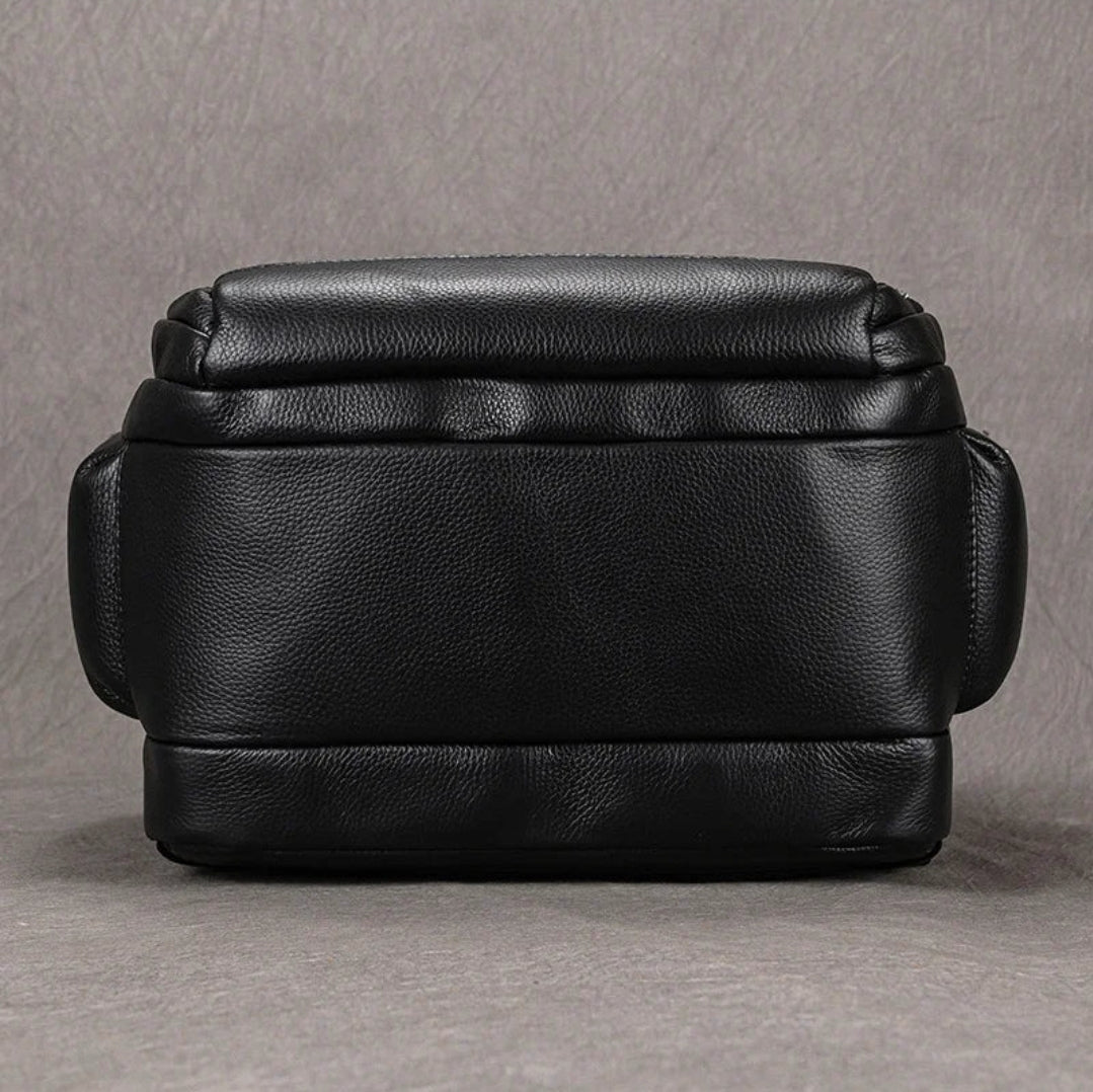 Mochila Masculina de Couro Genuíno All Black – Linha Prime