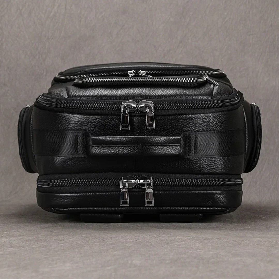Mochila Masculina de Couro Genuíno All Black – Linha Prime