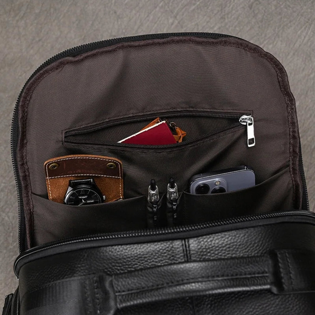 Mochila Masculina de Couro Genuíno All Black – Linha Prime