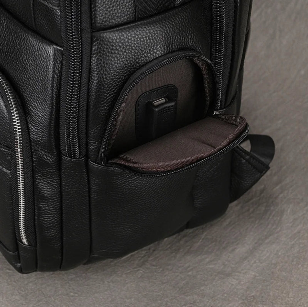 Mochila Masculina de Couro Genuíno All Black – Linha Prime