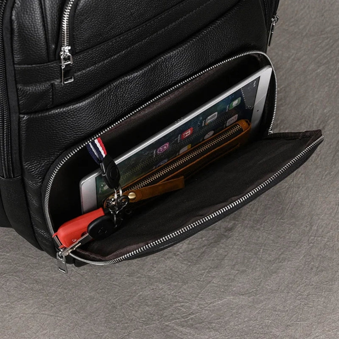Mochila Masculina de Couro Genuíno All Black – Linha Prime