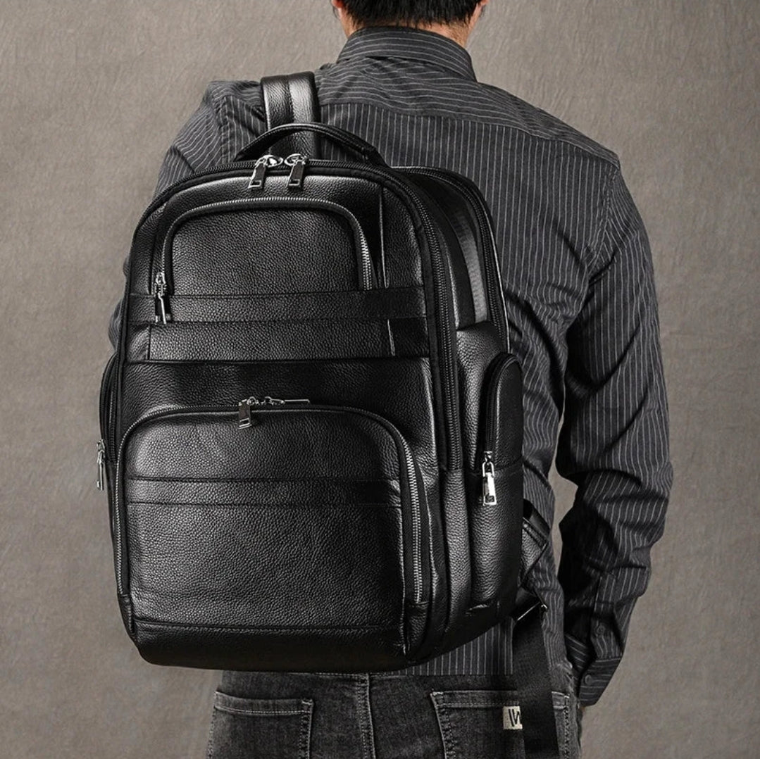 Mochila Masculina de Couro Genuíno All Black – Linha Prime